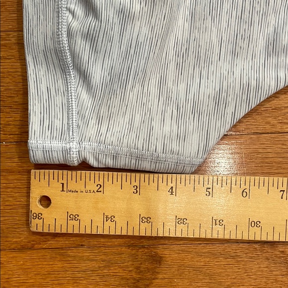 Lululemon Gray Striped Women's Sports Bra Size 8 Cross Back Straps - Picture 4 of 8